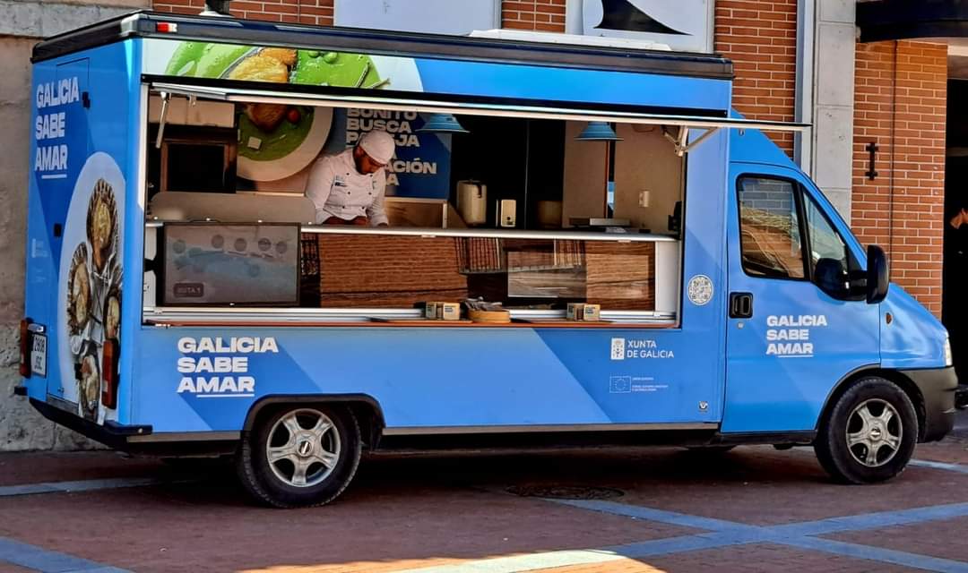 PPAldeamayor_'s tweet photo. Galicia Sabe Amar  💙

La Xunta , promocionando producto del mar gallego,  tapas degustadas gratuitamente esta mañana en nuestra Plaza Mayor. 

Riquísimas 👥.

#RicoRico 
#Tapas #Gratuita👏
#GaliciaSabeAmar #SabeAMar #MarXunta

#XuntaDeGalicia https://t.co/fX1ILSe73t
