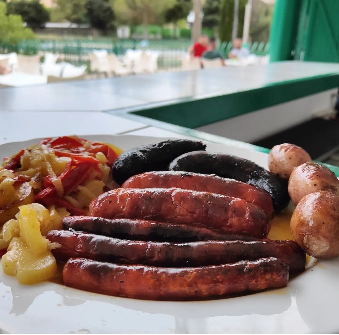 Eldelasbrasas's tweet photo. @aguerosergiokun @KingsLeague @kunisport Puedo ir como asador oficial del equipo? Ya estoy en #España
#ElAsadorDeKunisport @kunisport https://t.co/3Fk3w3yV8w