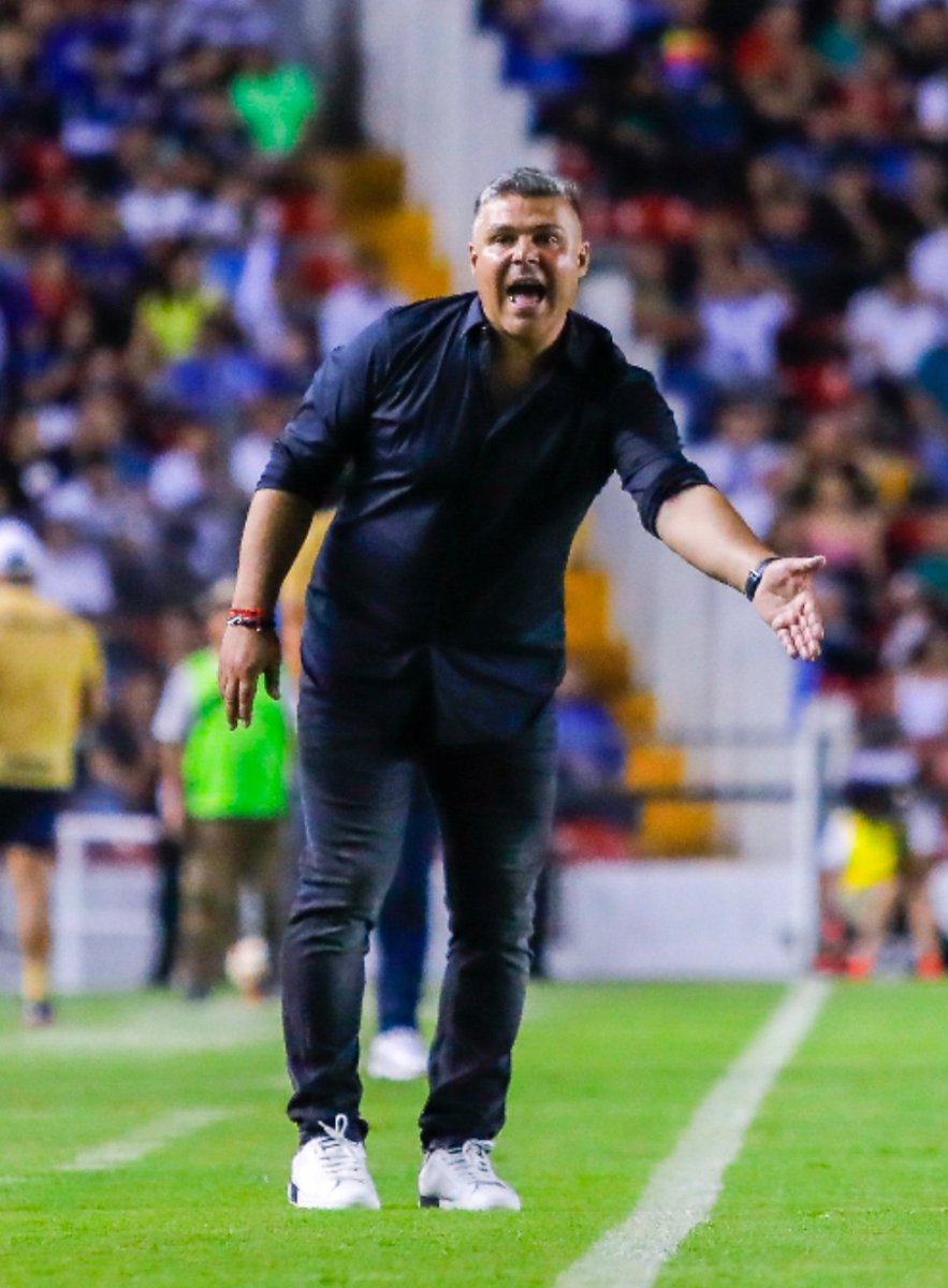 "Nos viene muy bien el triunfo, sobretodo para toda la gente, que toda la gente pueda disfrutar el triunfo, se lo merecía.
Desde hace un montón de meses que no lo podían hacer y no podían ver en vivo un triunfo del equipo"
<a href="/tanquegerk/">.</a>
DT <a href="/Club_Queretaro/">Gallos Blancos 🐓</a>

#GallosBlancos #Querétaro