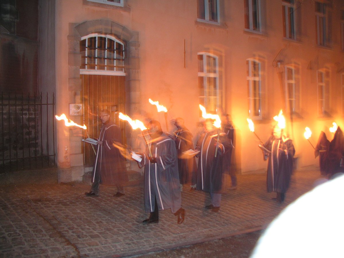 PlanToLeave's tweet photo. When we visited #Belgium in 2013, we were very fortunate to witness a solemn tradition going back to medieval times. The Penitents’ Procession in #Lessines, which commemorates the entombment of Christ, has taken place after every #GoodFriday vigil for over 500 years. https://t.co/pcWZnyY7iH