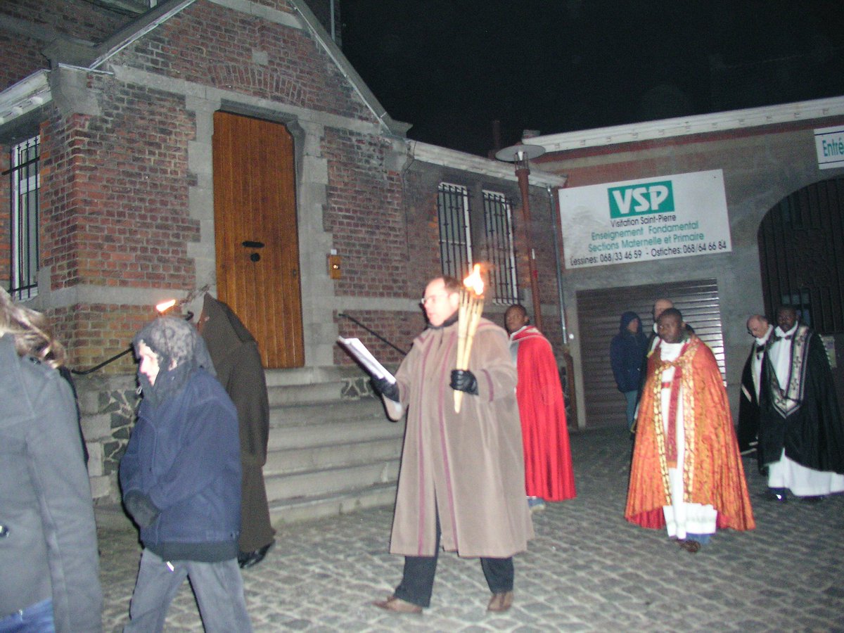 PlanToLeave's tweet photo. When we visited #Belgium in 2013, we were very fortunate to witness a solemn tradition going back to medieval times. The Penitents’ Procession in #Lessines, which commemorates the entombment of Christ, has taken place after every #GoodFriday vigil for over 500 years. https://t.co/pcWZnyY7iH