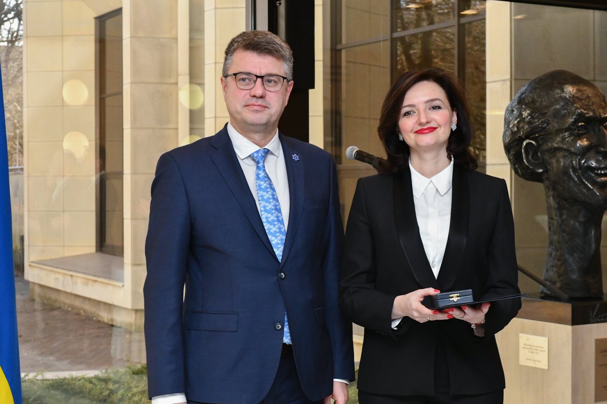 Today i had the honour to present Cross of Merit🏅of the @MFAestonia to Ukrainian🇺🇦 Amb. to #Estonia, @Mariana_Betsa for her tireless work to advance relations between 🇪🇪🤝🇺🇦. The role of Amb. Betsa in boosting relations cannot be underestimated in these trying times. Thank you!