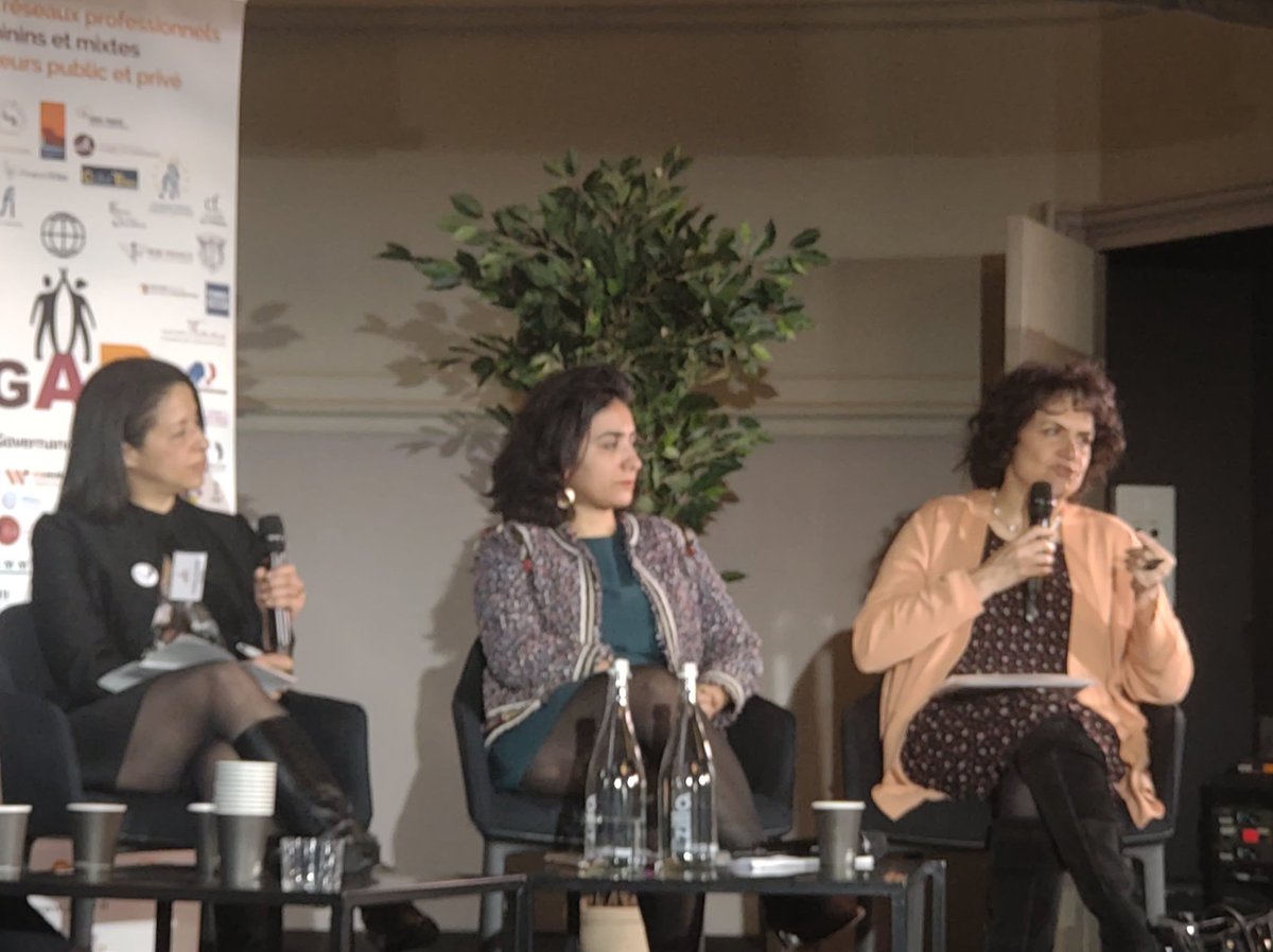 CatLadousse's tweet photo. La question de la révolution en Iran et le sort des femmes au coeur des débats des assises de @2gapF @ChahlaCHAFIQ "le sexisme est la colonne vertébrale du pouvoir et de la répression .. Je crois au succès de la révolte #Femmevieetliberté " https://t.co/RXnSmI3pEF