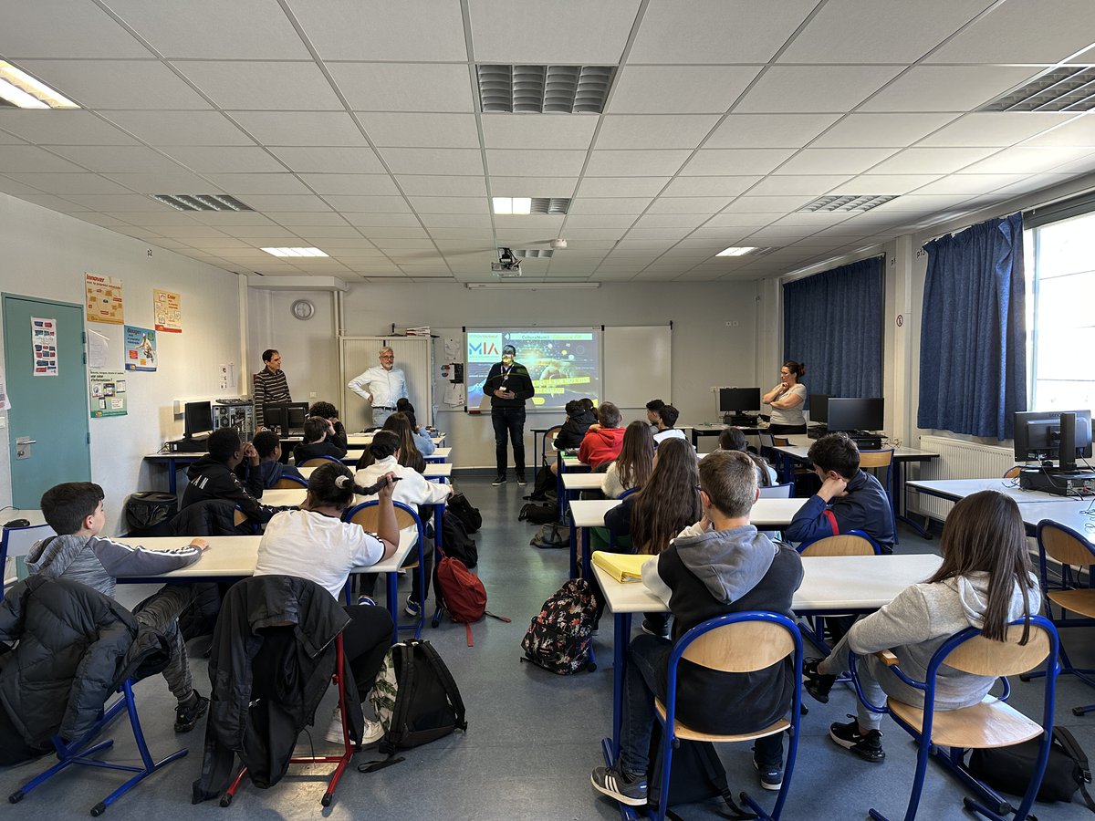 🔴 [#MIAHORSLESMURS] CLG Pablo Picasso #Vallauris🤖

➡️Atelier "Les éclaireurs de l'IA", co-construit avec @LepC_France et @vripadimeana pour faire découvrir et mieux comprendre l'#IA aux élèves !