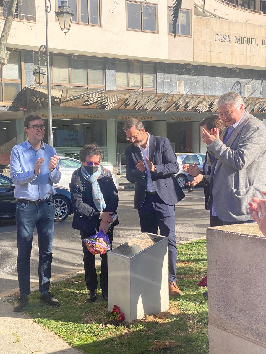 juniperoserraRC's tweet photo. Nuestro club, representado por Pedro Iriondo y por @MarcPerezRibas, en el descubrimiento de una placa a la memoria de Don Pedro Comas Barceló.

Excelente periodista y persona que ha sido director de @UHmallorca durante 30 años.

Una iniciativa de los clubes rotarios de Baleares. https://t.co/IdKWlIZ87x