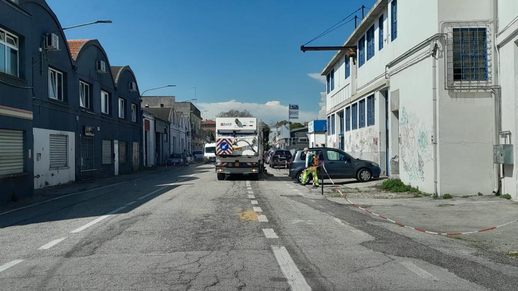 GruppoVeritas's tweet photo. I nostri camion per lo spazzamento sono passati in via Giustizia a #Mestre, a seguito degli #operatoriveritas con i soffioni,  per la pulizia stradale. https://t.co/PjMPtlsSfq