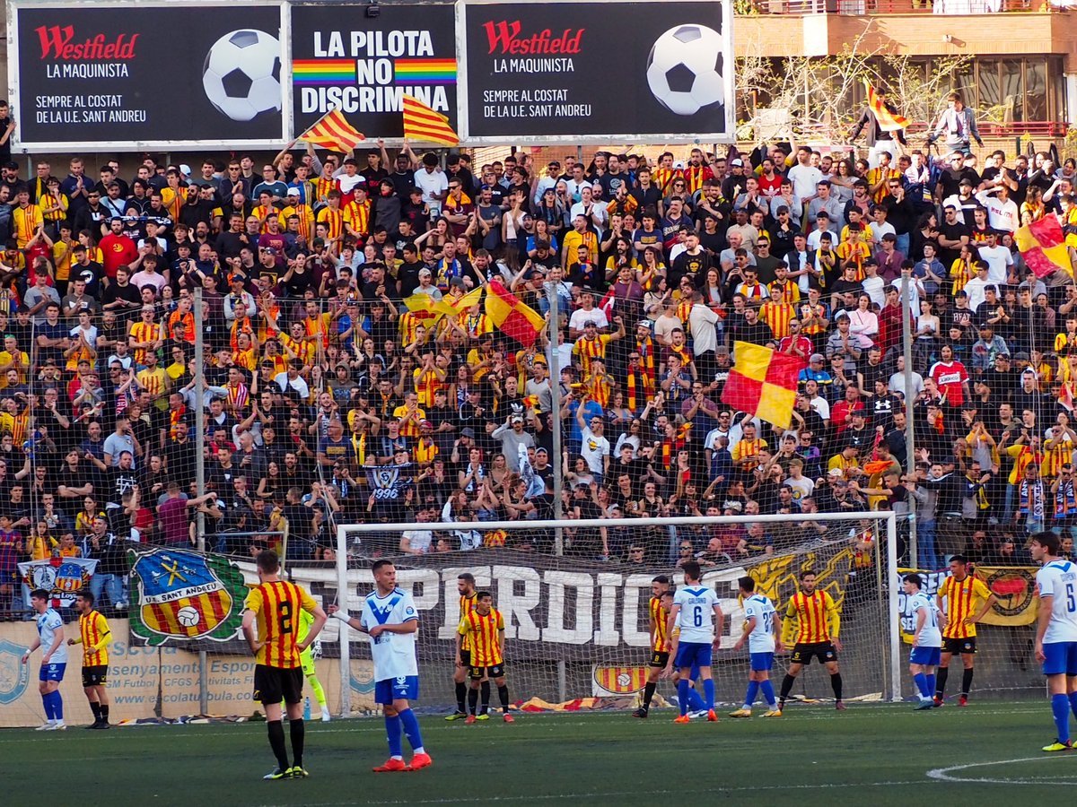Menudas imágenes PRECIOSAS en el Narcís Sala. Estadio del <a href="/uesantandreu/">Unió Esportiva Sant Andreu</a> en su partido ante el <a href="/CEEuropa/">Club Esportiu Europa</a> de Tercera. 

👏 ¡6.000 personas en la quinta categoría del fútbol español! Mola mucho. Fútbol de barrio.

📸 <a href="/dcasanyc/">David Casany Cano</a> 
📸 <a href="/AlbalateNuria/">Núria Albalate</a>
