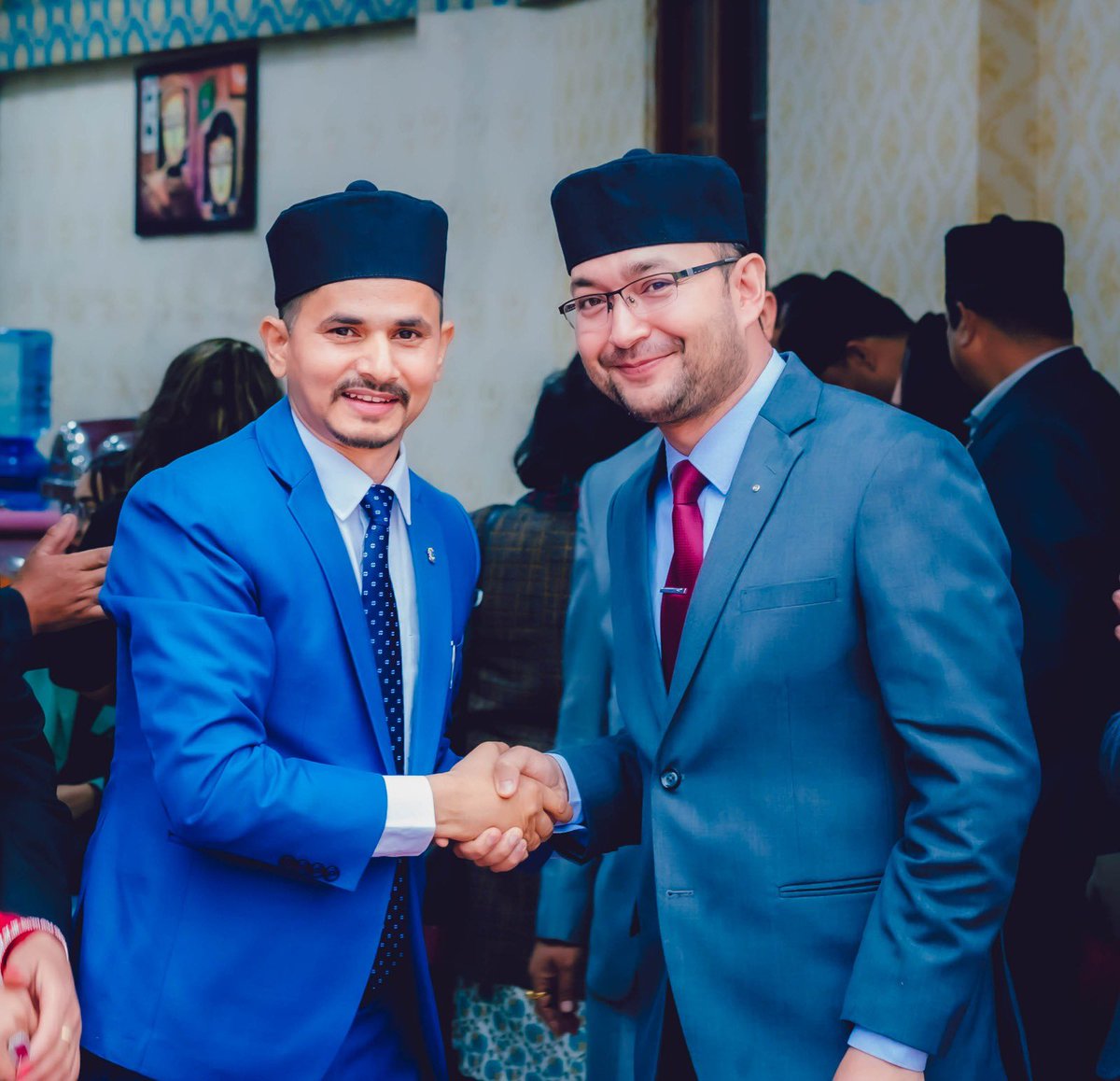 peaceyatri's tweet photo. प्यारो भाइ Arjun Ghimire लाई भानुभक्तको पालामा उहाँले लगाउने विर्के टोपि लगाएर स्वागत तथा सम्मान गरियो । https://t.co/6sb8SdZaAZ