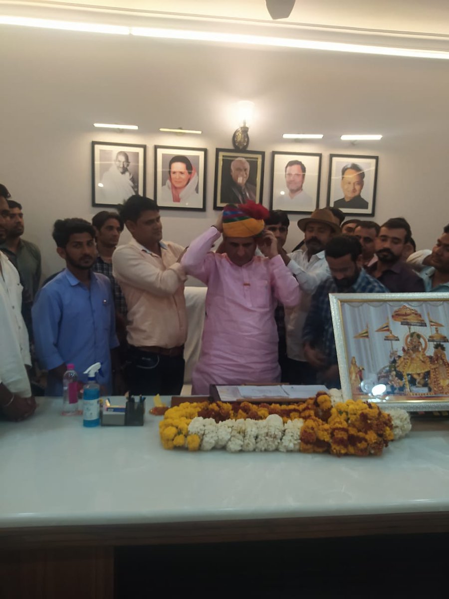 Rajendr90658843's tweet image. चिकित्सा विभाग की पर्योगशला सहायक भर्ती 2018को आशीर्वाद देने वाले आरटीडीसी अध्यक्ष श्री धर्मेन्द्र राठौड़ साहब का जन्म दिवस पर मान सम्मान करके उनके उज्जवल भविष्य और उत्तम स्वास्थ  के साथ धन्यवाद एवम् आभार जताया राठौड़ साहब का प्यार और आशीर्वाद पा कर धन्य हो गए  @DRathore_INC