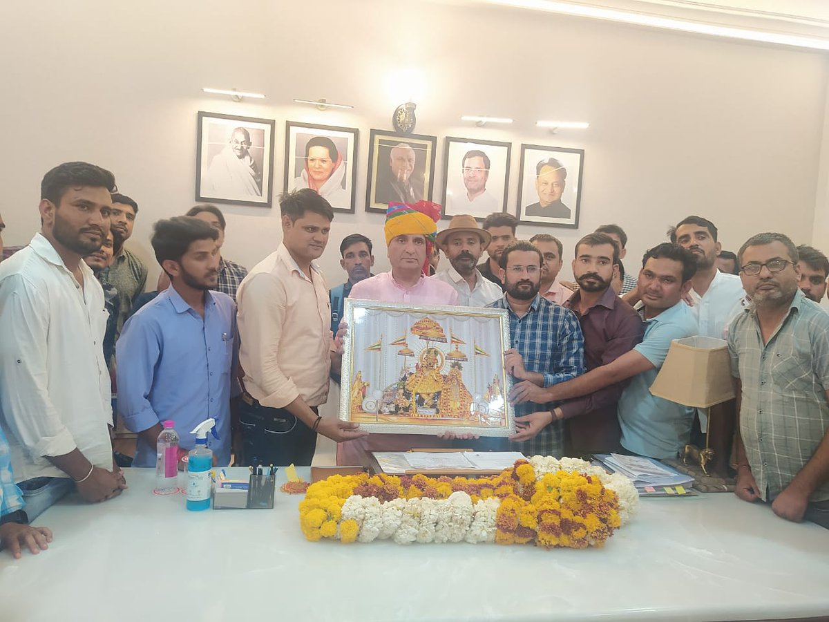 Rajendr90658843's tweet image. चिकित्सा विभाग की पर्योगशला सहायक भर्ती 2018को आशीर्वाद देने वाले आरटीडीसी अध्यक्ष श्री धर्मेन्द्र राठौड़ साहब का जन्म दिवस पर मान सम्मान करके उनके उज्जवल भविष्य और उत्तम स्वास्थ  के साथ धन्यवाद एवम् आभार जताया राठौड़ साहब का प्यार और आशीर्वाद पा कर धन्य हो गए  @DRathore_INC