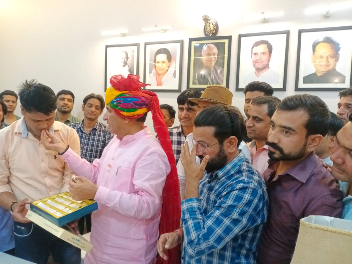 Rajendr90658843's tweet image. चिकित्सा विभाग की पर्योगशला सहायक भर्ती 2018को आशीर्वाद देने वाले आरटीडीसी अध्यक्ष श्री धर्मेन्द्र राठौड़ साहब का जन्म दिवस पर मान सम्मान करके उनके उज्जवल भविष्य और उत्तम स्वास्थ  के साथ धन्यवाद एवम् आभार जताया राठौड़ साहब का प्यार और आशीर्वाद पा कर धन्य हो गए  @DRathore_INC