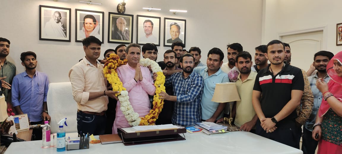 Rajendr90658843's tweet image. चिकित्सा विभाग की पर्योगशला सहायक भर्ती 2018को आशीर्वाद देने वाले आरटीडीसी अध्यक्ष श्री धर्मेन्द्र राठौड़ साहब का जन्म दिवस पर मान सम्मान करके उनके उज्जवल भविष्य और उत्तम स्वास्थ  के साथ धन्यवाद एवम् आभार जताया राठौड़ साहब का प्यार और आशीर्वाद पा कर धन्य हो गए  @DRathore_INC