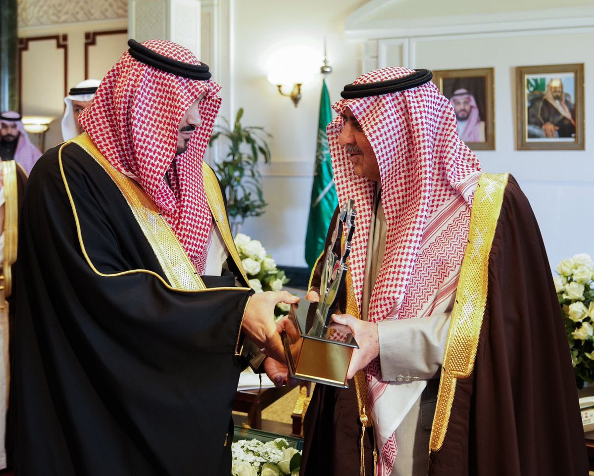 TabukVAs's tweet photo. سمو #أمير_منطقة_تبوك الأمير #فهد_بن_سلطان_بن_عبدالعزيز 
يكرم جمعية #تبوك للعمل التطوعي لحصولها على المركز الأول في جائزة تبوك للعطاء - فرع المبادرات النوعية وذلك خلال يوم البر السنوي بديوان الامارة . 
#تبوك_تصنع_التميز 
#العمل_التطوعي https://t.co/9cK7gmg7H3
