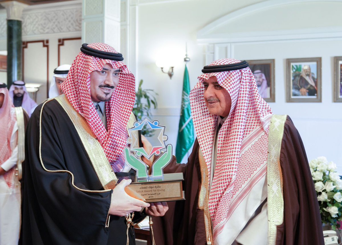 TabukVAs's tweet photo. سمو #أمير_منطقة_تبوك الأمير #فهد_بن_سلطان_بن_عبدالعزيز 
يكرم جمعية #تبوك للعمل التطوعي لحصولها على المركز الأول في جائزة تبوك للعطاء - فرع المبادرات النوعية وذلك خلال يوم البر السنوي بديوان الامارة . 
#تبوك_تصنع_التميز 
#العمل_التطوعي https://t.co/9cK7gmg7H3