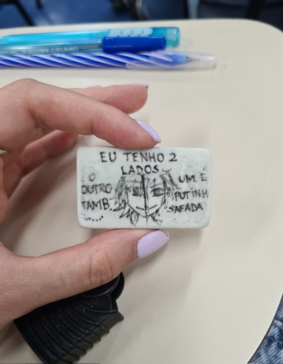 loonapostagem's tweet photo. tava fazendo prova ai a borracha caiu e como tava escrita o professor pegou pra ler pq achava q era cola vsf https://t.co/Ic1P5zrQiy