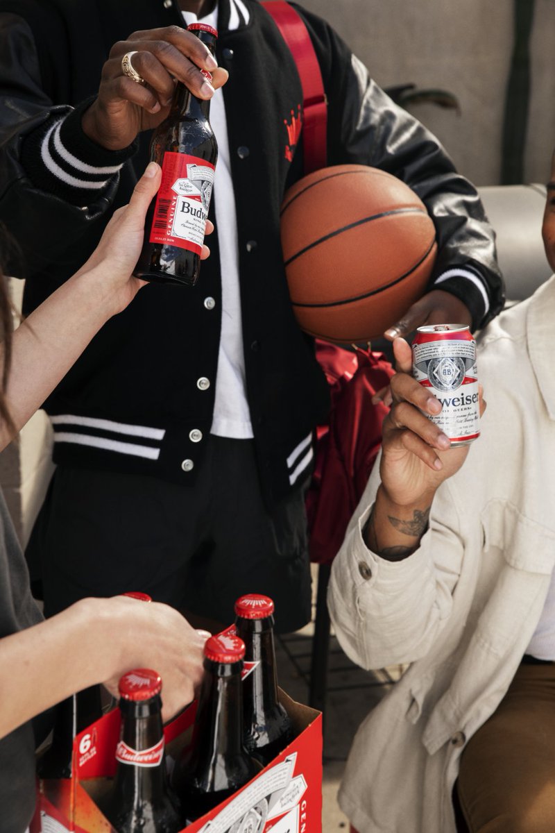HeidelbergBuds's tweet photo. @budweiserusa makes game time better! Pick up a case to enjoy and share this season!

#basketball #ballisLIFE #gametimeready #collegeball #budweiserusa #thisbudsforYOU #kingofthecourt #kingofbeers https://t.co/c7aNO3ucjl