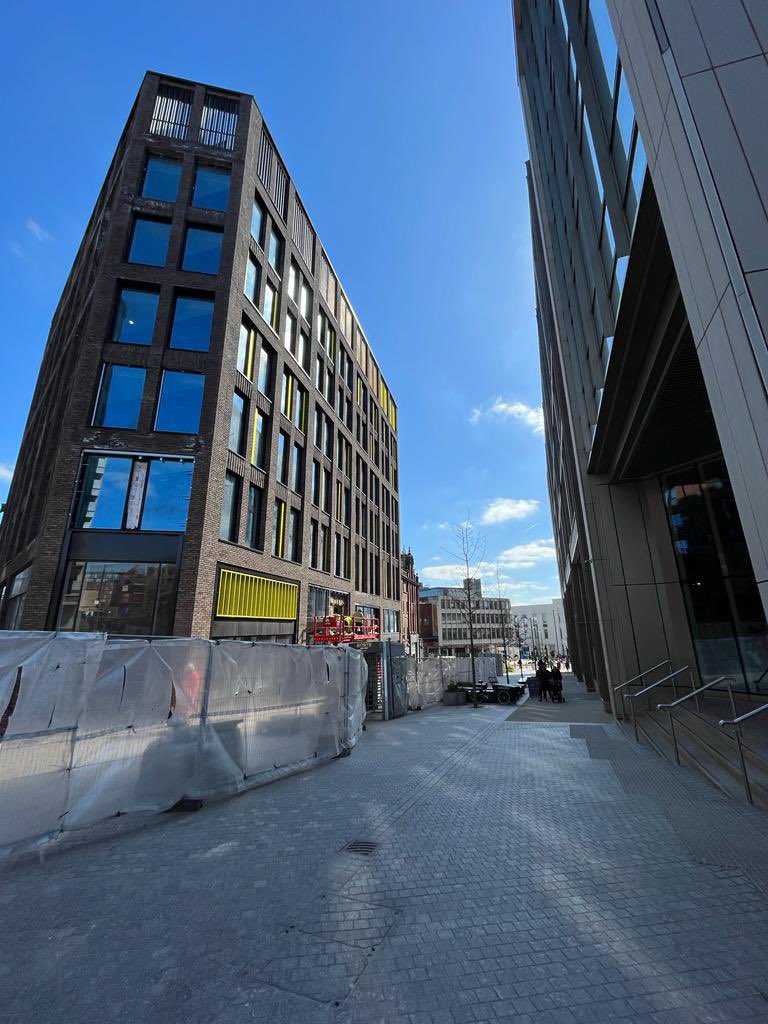 ChrisOVO25's tweet photo. A lovely walk up into Sheffield City Centre this afternoon. Great to see so many developments taking shape and many people enjoying the opening of Pounds Park 👏 #sheffieldissuper #outdoorcity https://t.co/3BSzxDbnJq