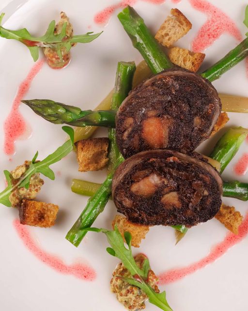 RestaurantsJgo's tweet photo. Le printemps nous offre des mariages originaux et savoureux... Boudin noir grillé, salade d’asperges vertes de #jeanpierrelaffitte , sauce moutarde 📷
#asperges #asperge #boudin #boudinnoir #toulouse #restauranttoulouse #BarcelonneduGers #lienpaysan #omnivore #paysan #durable https://t.co/V2iRt3xxao
