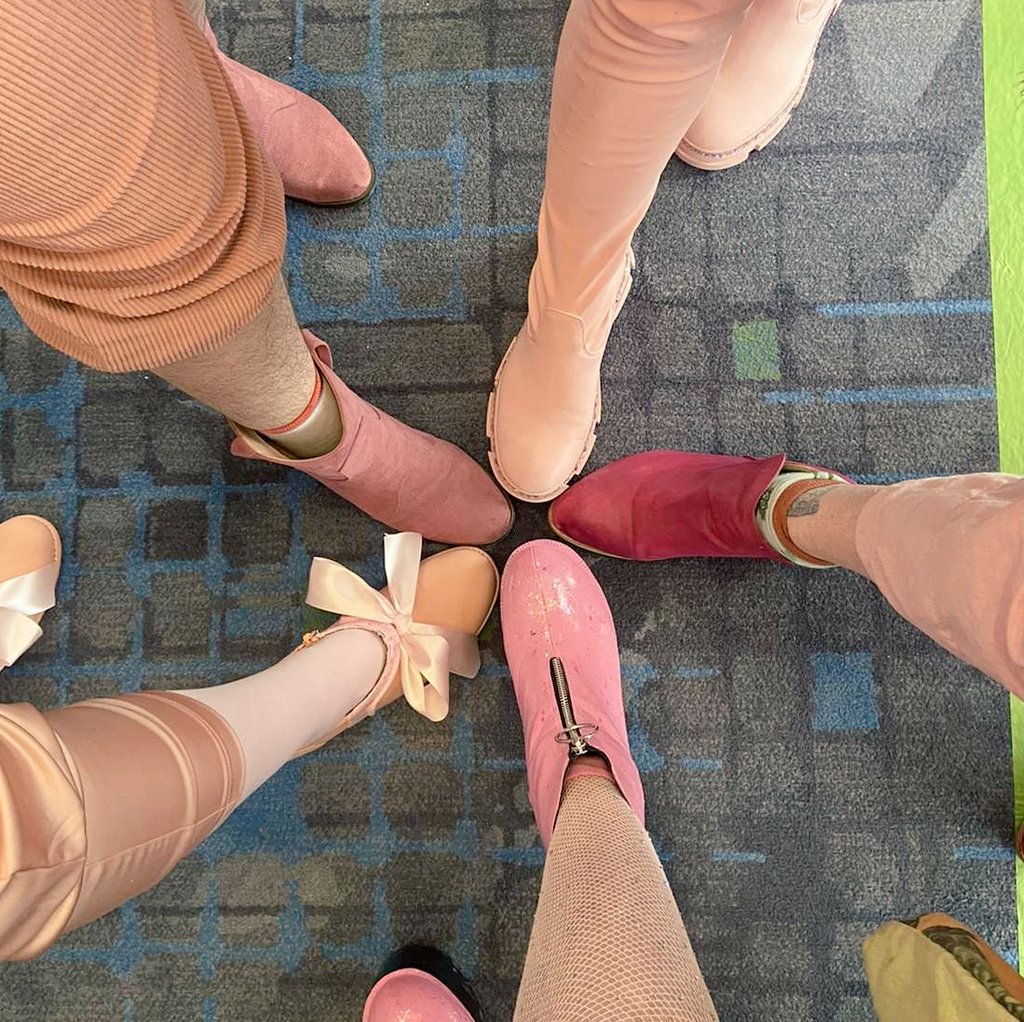 glorious_void's tweet photo. We chose a hue, as a crew 💗
#pinkcrew #c2e22023 #c2ecrew #ofmd #OurFlagMeansDeath @starlightofmd @ourflagmeansegg @Fullonbrainrot @shapoofla https://t.co/xx2iNQ6Pei