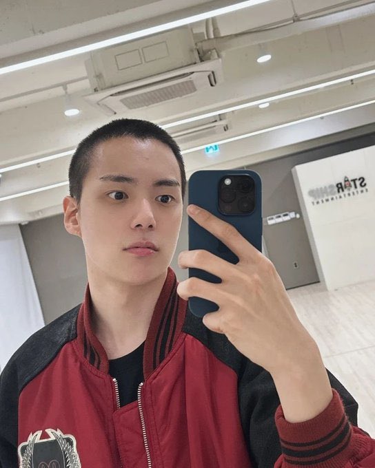 gofiverae's tweet photo. can we have an official bald photocard before you leave #민혁 https://t.co/Ckvm2XoYUr