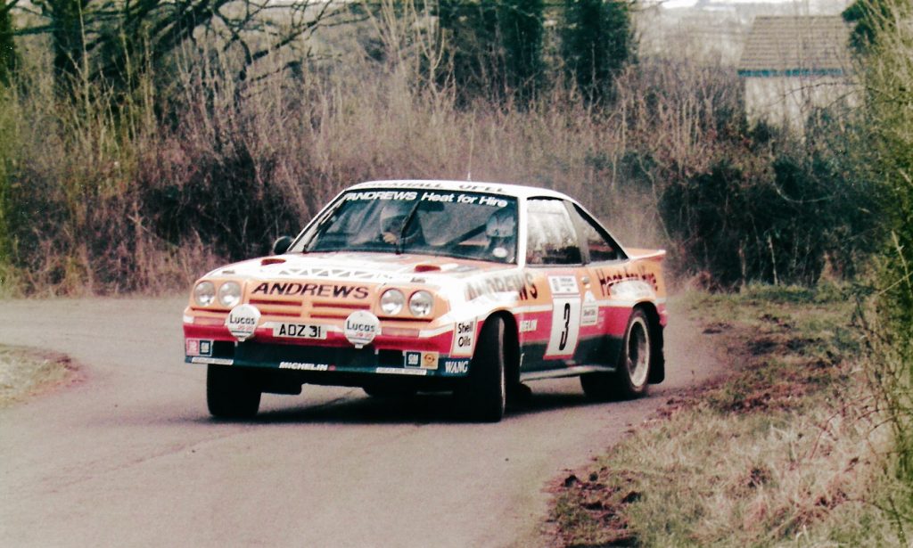 villayorteam's tweet image. Clasificación de la 2ª prueba de #BritishRallyClassics🏆

#OpelManta | Circuit of Ireland

🥇 w00d
🥈 HiTEC CRacing4
🥉 Tony Pérez
4⃣ @IbanArburua
5⃣ @HiTEC_HANKLEIT

Está en marcha el Rally of Wales con el #EscortRS

🔵discord.gg/q9WhTGz

#DiRTRally #SimRally @BRCrally #BRC