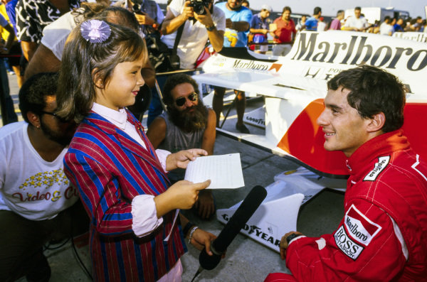 botequimgp's tweet photo. Ayrton Senna atendendo uma pequena fã antes do GP BRASIL 1988.
#SennaNoBrasil #GPBrasil1988 #F1Weekend #F1OffTrack #AyrtonSenna #F1Drivers #Autógrafo #CriançaFeliz #F1Memories #F1Nostalgia #F1Vintage #F1Throwback #F1History #BrazilianGP #Jacarepaguá #F1Brazil #F1Travel #F1Life https://t.co/GJli7RiJmG