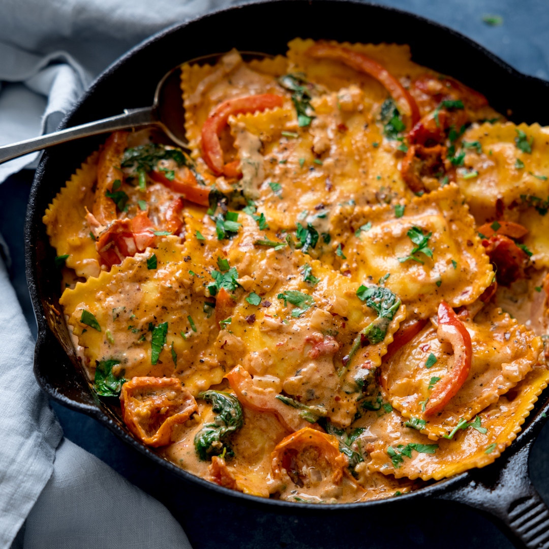 Upgrade that store-bought #ravioli to something you'd get at a restaurant with this rich & creamy tomato ravioli sauce with spinach & parmesan.😋
⁠kitchensanctuary.com/creamy-tomato-…
#15minutemeals #onepan #foodie
