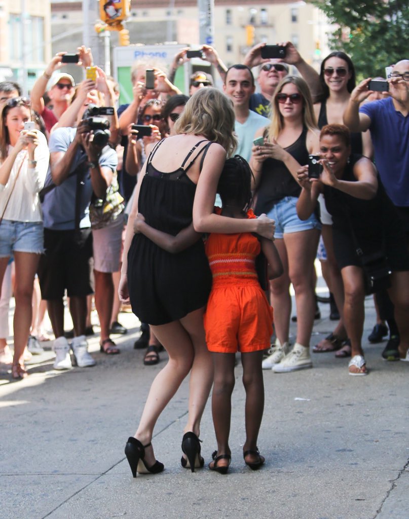 incrível como vocês seguem estragando esse momento puro e genuíno. esse edit chegou até a menina da foto e ela passou semanas chorando tentando entender o pq as pessoas estavam removendo a mão da taylor dela, acho que você sabe a resposta…
