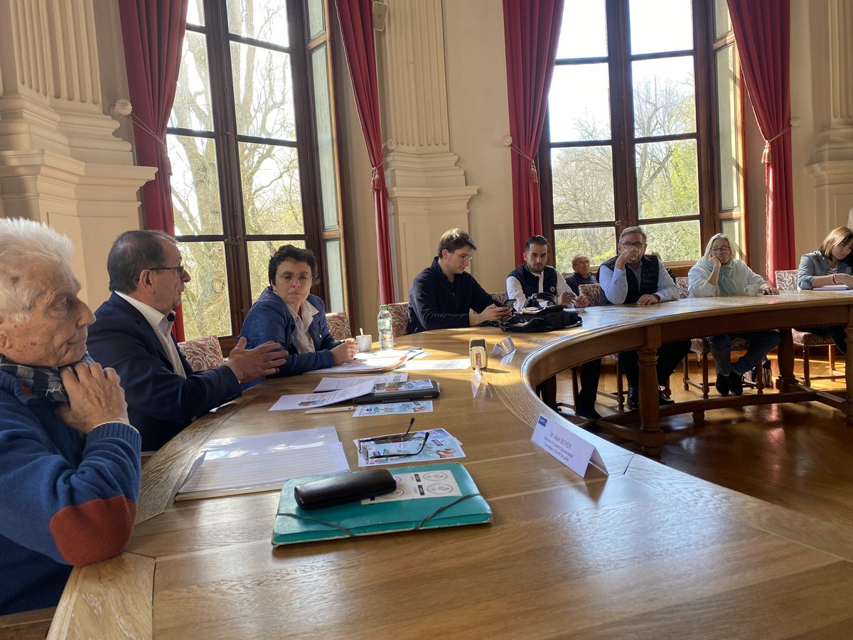 leloiret's tweet photo. En ce moment à Châteauneuf /Loire, les élus du #Loiret et les représentants du @cdosloiret présentent l’événement sportif unique « La Loirétaine » 🛶🏃‍♀️ https://t.co/KEtPuljG0s https://t.co/05fxRnrnyR