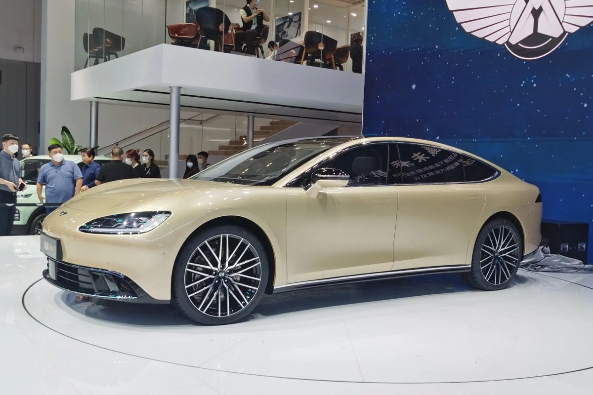 TychodeFeijter's tweet photo. Dayun Yuanhang Y6 electric sedan spy shots. Dayun is a Chinese truck & car maker. The sell two #EVs now and want to sell 6 by year's end. The Yuanhang Y6 debuted as a concept on the '22 Chengdu auto show. Claims: 1000km range, 300km charging in 10min, and 0-100 in 3.5 sec. #Dayun https://t.co/06ELvAvWQN