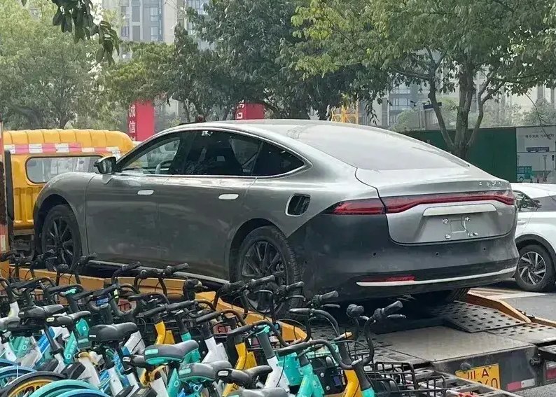 TychodeFeijter's tweet photo. Dayun Yuanhang Y6 electric sedan spy shots. Dayun is a Chinese truck & car maker. The sell two #EVs now and want to sell 6 by year's end. The Yuanhang Y6 debuted as a concept on the '22 Chengdu auto show. Claims: 1000km range, 300km charging in 10min, and 0-100 in 3.5 sec. #Dayun https://t.co/06ELvAvWQN
