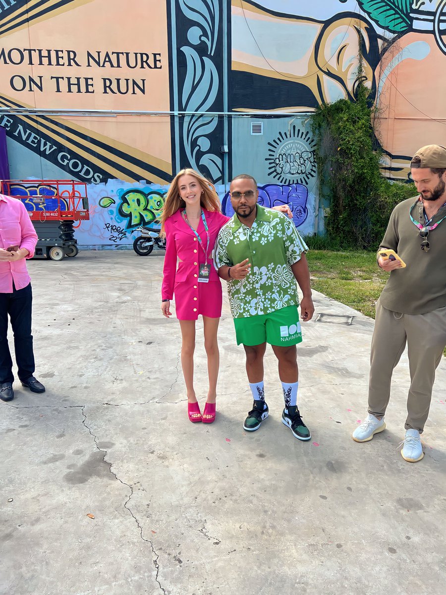 SavetheBeesNFTs 🎙#NFTNYC #MiamiNFT #NFTLA tweet media