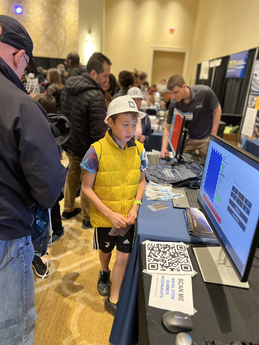 USNavyResearch's tweet photo. Experiments, exhibits, presentations and interactive booths wowed the crowds of school age children and their families that filled the convention space! #stem #STEMeducation 🤩🧪 https://t.co/tomrrTlzcU