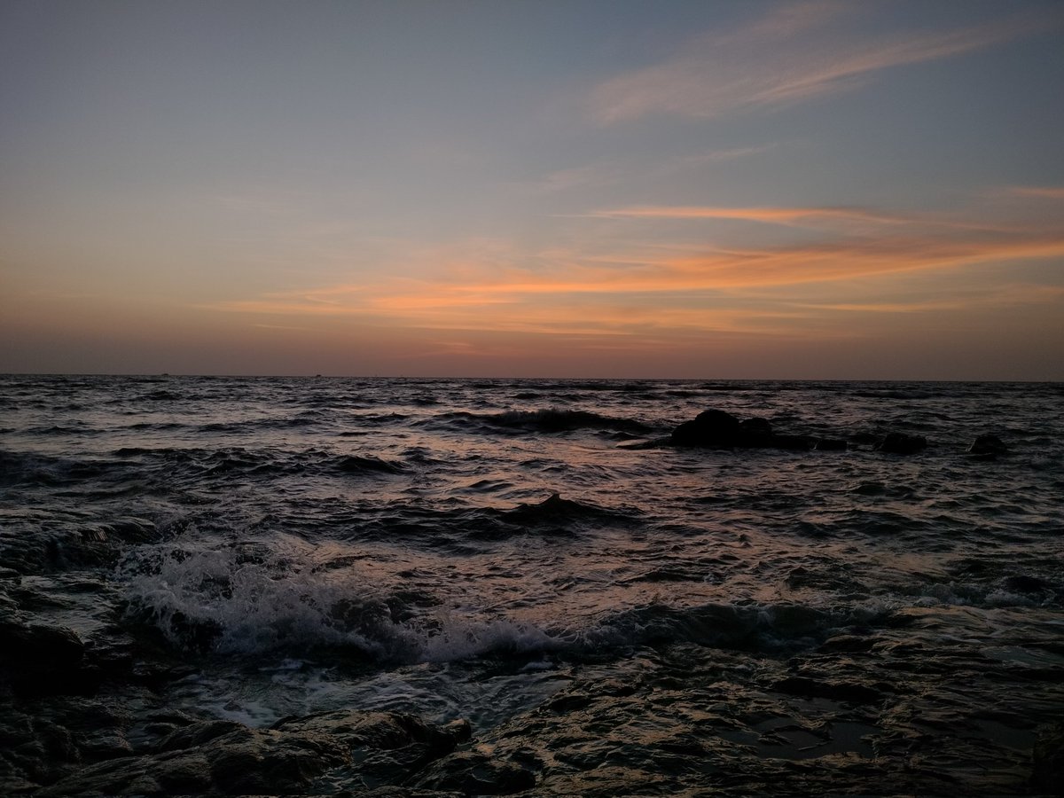 _UnknownLad's tweet photo. It is almost impossible to watch a sunset and not dream. https://t.co/EMszePLl3g