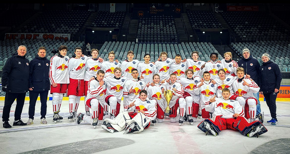 🏆 U16 Elite Cup Meister 2022/23 🏆 

Beim Elite Cup spielen die Top-Teams aus drei Ländern (Österreich, Slowakei, Ungarn) gegeneinander. Das U16 Akademieteam konnte dieses neue internationale Turnierformat - mit einer um ein Jahr jüngeren Mannschaft - für sich entscheiden!