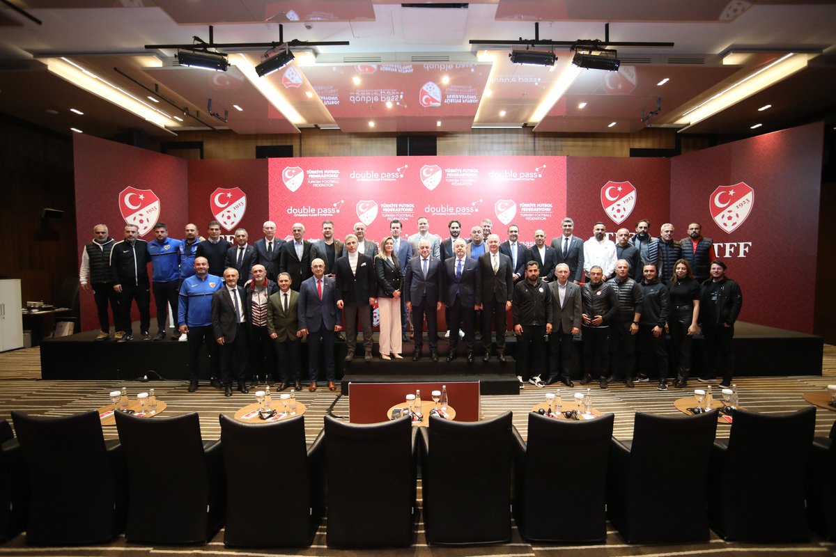 TFF_Org's tweet photo. Türkiye Futbol Federasyonu Futbol Akademileri Projesi kapsamında Belçika merkezli yetenek geliştirme ve oyuncu potansiyeli optimize etme üzerine uzmanlaşmış Double Pass firmasıyla işbirliği protokolü imzaladı.

TFF ile Double Pass Firması arasında Riva TFF Hasan Doğan Milli Takımlar Kamp ve Eğitim Tesisleri Orhan Saka Konferans Salonu’nda gerçekleştirilen imza törenine Türkiye Futbol Federasyonu Başkanı Mehmet Büyükekşi, Double Pass Genel Müdürü Sayın Koen Put ve Futbol Direktörü Sayın Hans Vander Elst, TFF Yönetim Kurulu Üyesi ve Milli Takımlar Sorumlusu Hamit Altıntop, TFF Yönetim Kurulu Üyeleri, altyapı antrenörleri ve medya mensupları katıldı.