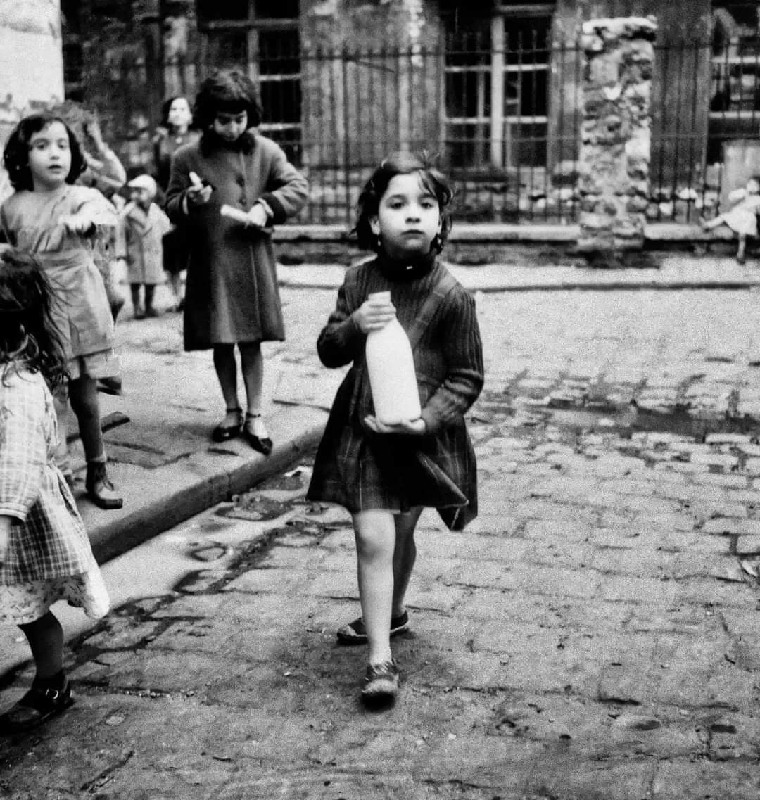 EstelaMandela's tweet image. “We carry inside us the wonders we seek outside us” Rumi
Cite’ Lesage-Bullorde, Paris.
Mary Stafford, photography #SubeArte