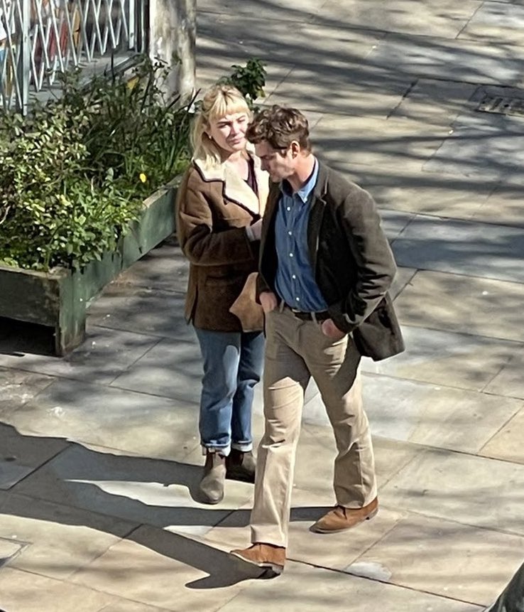 bestofpugh's tweet image. FIRST LOOK at Florence Pugh and Andrew Garfield on the set of ‘We Live in Time’