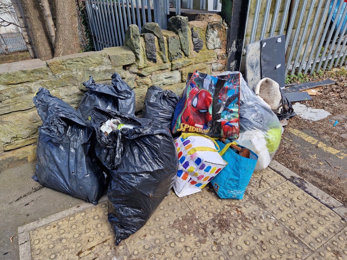 Mammoth pile of fly-tipped rubbish extracted from the Sheffield & Tinsley canal during this morning's litter-pick. Collected and skipped within the hour by my Volunteer Manager & myself in his van. @CRTYorkshireNE @CanalRiverTrust @theblueloop @SheffLitterPick #sheffieldissuper