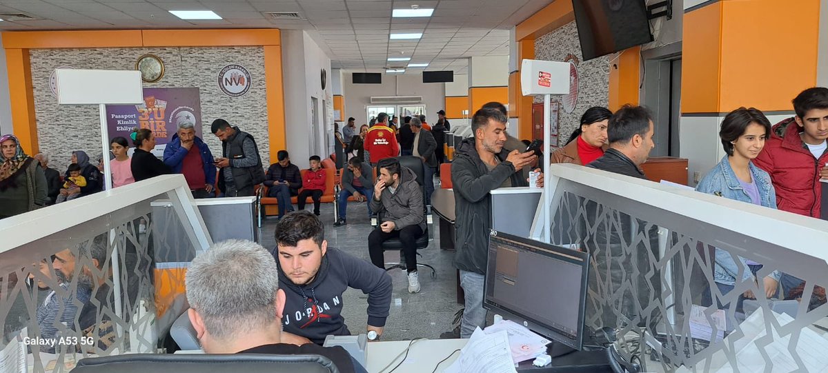 CanakkaleNVM's tweet photo. Çanakkale Nüfus personeli, Adıyaman’da afetzede vatandaşlarımıza hizmet için ikinci haftaya aynı hizmet aşkıyla yorulmadan devam ediyor. #HayatınızınHerAnında ⁦@TCNufus⁩ ⁦@sefikaygol⁩ ⁦@Ahmetgo96139384⁩ https://t.co/xX46dHhAd8