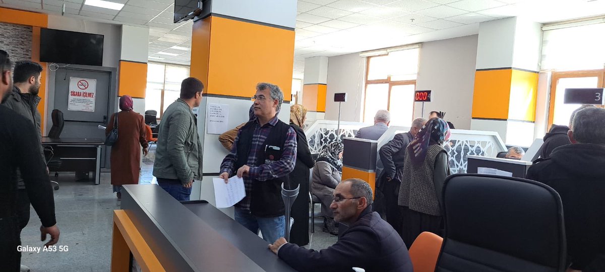 CanakkaleNVM's tweet photo. Çanakkale Nüfus personeli, Adıyaman’da afetzede vatandaşlarımıza hizmet için ikinci haftaya aynı hizmet aşkıyla yorulmadan devam ediyor. #HayatınızınHerAnında ⁦@TCNufus⁩ ⁦@sefikaygol⁩ ⁦@Ahmetgo96139384⁩ https://t.co/xX46dHhAd8