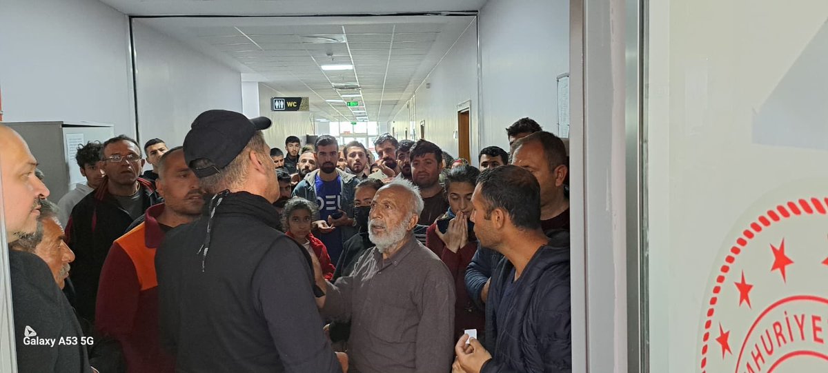 CanakkaleNVM's tweet photo. Çanakkale Nüfus personeli, Adıyaman’da afetzede vatandaşlarımıza hizmet için ikinci haftaya aynı hizmet aşkıyla yorulmadan devam ediyor. #HayatınızınHerAnında ⁦@TCNufus⁩ ⁦@sefikaygol⁩ ⁦@Ahmetgo96139384⁩ https://t.co/xX46dHhAd8