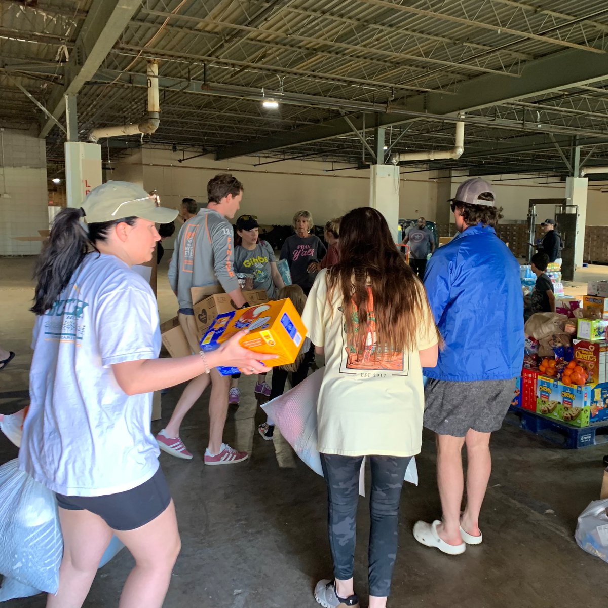 DowntownLR's tweet photo. @CityLittleRock is ready for more donations:
Non-perishable food items
Water
Hygiene products
Baby items
Clothing can be taken to @GoodwillAR. They are partnering with the city to give the monetary value of your clothing donation to the @ArkRedCross.
#LRstrong #LRcares https://t.co/9bP7nAWcyq