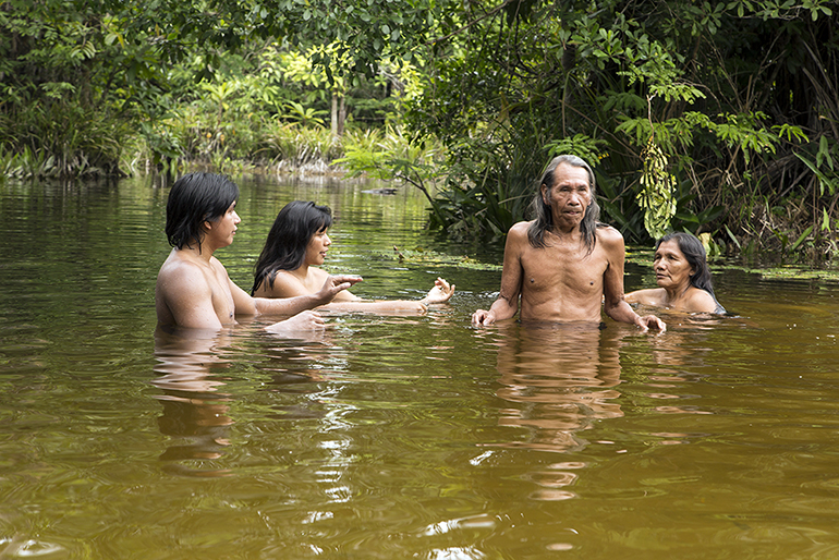 oxentepipoca's tweet photo. • A Terra Negra dos Kawa (Sergio Andrade)

O longa de ficção-científica segue um grupo de cientistas que faz escavações em terrenos no interior do Amazonas em busca de uma terra preta e fértil, usada para fins agrícolas. Conforme se aproximam do sítio dos indígenas Kawa, notam que a terra adquire poderes energéticos e sensoriais.