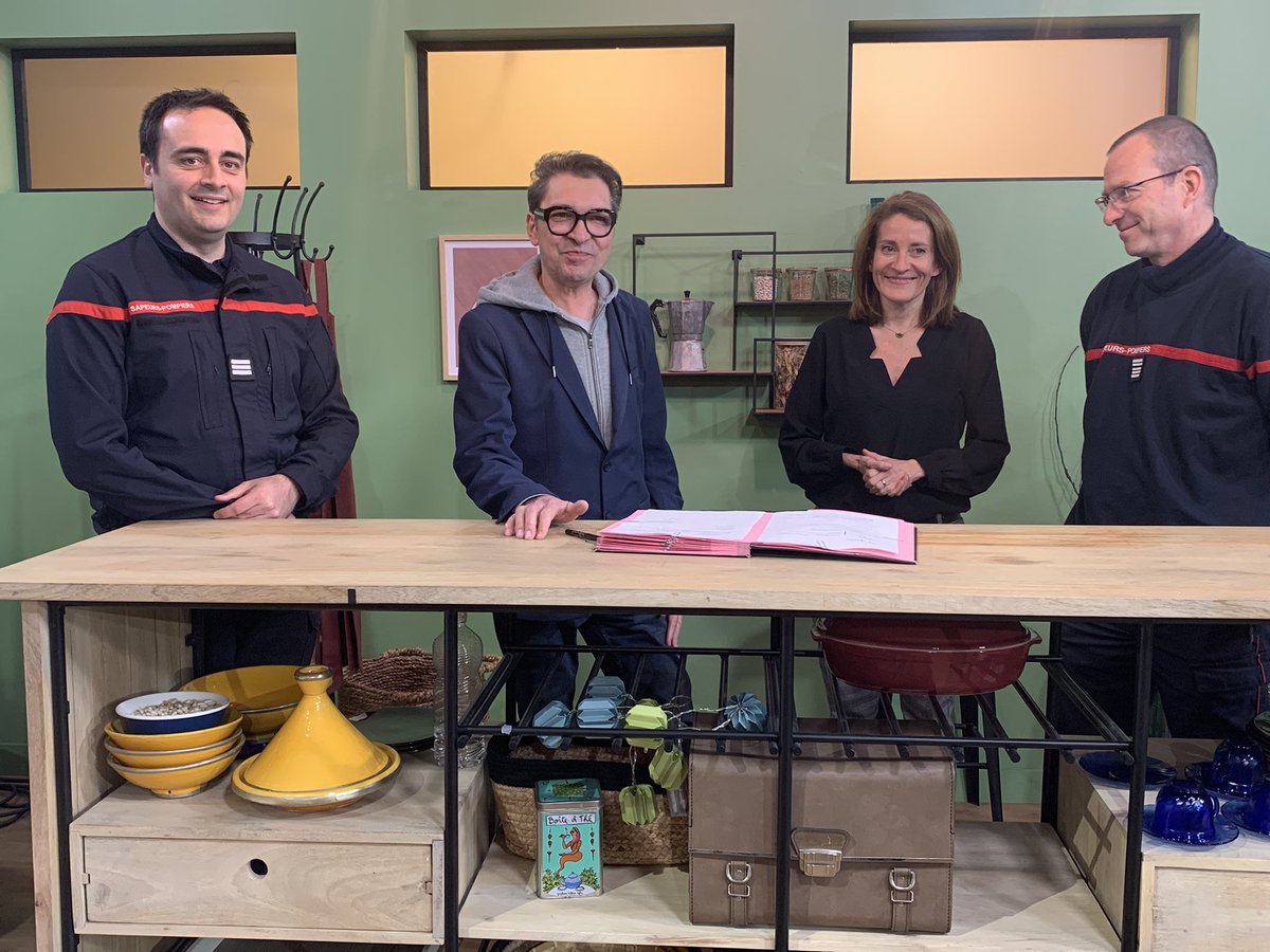 🚒 Signature aujourd’hui sur le plateau de l’émission Vous êtes formidables d’une convention entre <a href="/Sdis_87/">SDIS 87 (compte officiel)</a> et l’équipe de l’émission pour des chroniques à venir sur les pompiers avec le capitaine Antoine Léonet #volontariat #recrutement #formation #feu #pompiers #partenariat