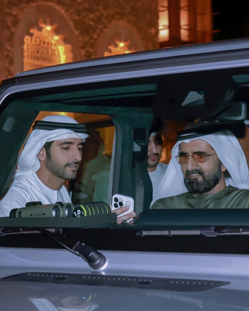 يابوي ابشر ترى شبلك تـوارت عـن مـداه اشبـال
وثــب فـوق الـدروب وسابقـت رجلـه خطاويهـا
ورث عزمك وحزمك والخصال تجرّ طيب خصال
مواثـيـقـه علـى طـرق المـكــارم بـك يـجـدّيهـا
#فزاع ✍🏻 #محمد_بن_راشد ❤️