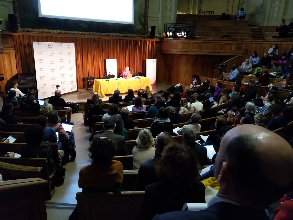 C'est aujourd'hui que <a href="/LeCLEMI/">CLEMI</a> fête ses 40 ans, à la #Sorbonne à Paris. En présence et avec la participation de plusieurs écoles de #journalisme membres de la <a href="/CEJournalisme/">Conférence des Écoles de Journalisme</a>. Ici notre collègue <a href="/vjeanneperrier/">Valerie Jeanne</a> de <a href="/CELSA_Officiel/">CELSA</a>. #EMI <a href="/IjbaOfficiel/">IJBA</a> . <a href="/JournalistFR/">Laurent Bigot</a> <a href="/EPJTours/">EPJTours</a>