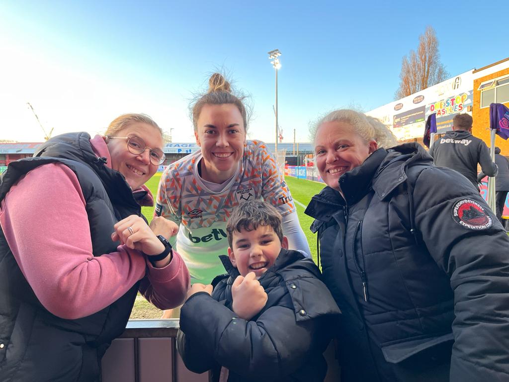 SarahJaneGil80's tweet photo. @MaccaArnold1 #westhamwomen @westhamwomen https://t.co/D5zaZ1X8zM