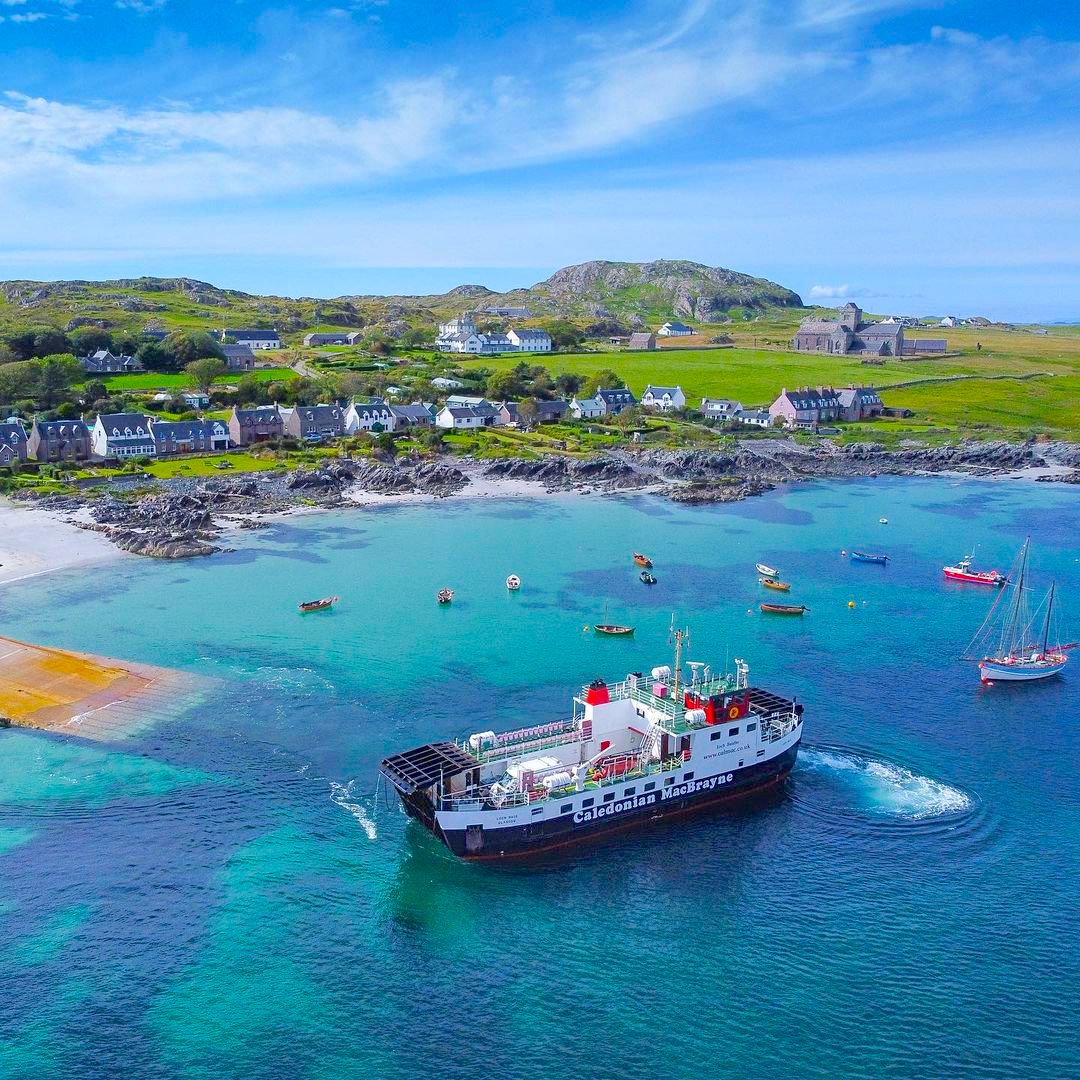 𝗩𝗶𝘀𝗶𝘁𝗶𝗻𝗴 𝗜𝗼𝗻𝗮? Make sure to book your <a href="/CalMacFerries/">CalMac Ferries</a> crossing in advance. It's only a quick 10-minute ride from Fionnphort on the Isle of Mull to our idyllic patch of heaven. It goes without saying that the journey is stunning. 

🔗 bit.ly/3TdeOLM