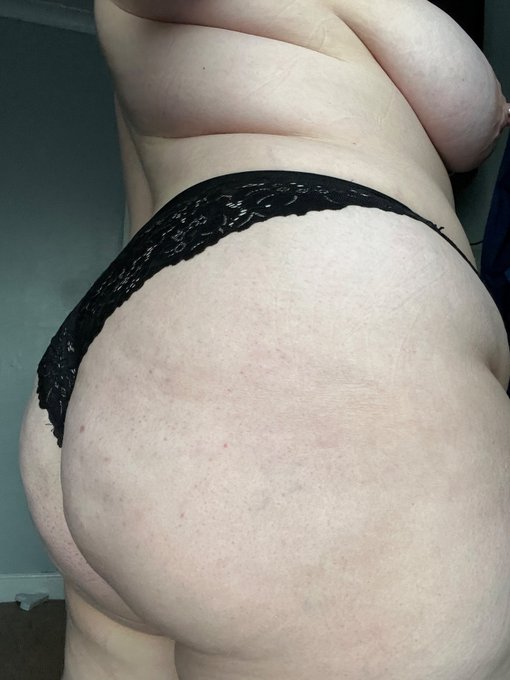 Wanna bite? 🍑 https://t.co/SuOJmWSxTX